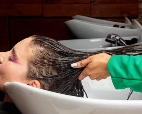 Application du baume nutrition intense pour une routine spécial cheveux bouclés