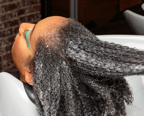 Application du shampooing pour la routine naturelle cheveux crépus