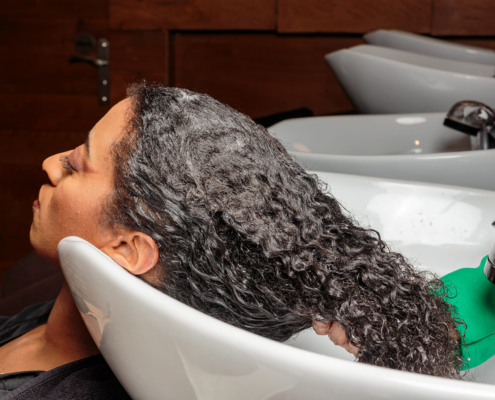 Apllication du shampooing O velours pour la routine spécial cheveux frisés