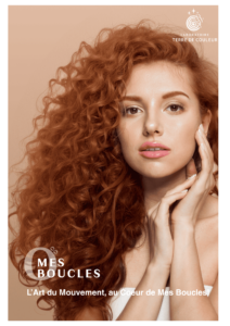 femme cheveux bouclés