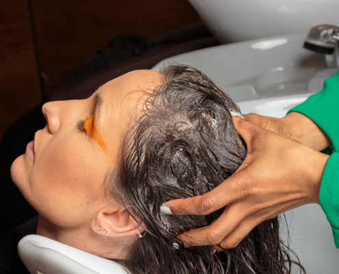 Application du shampooing pendant la routine des cheveux ondulés