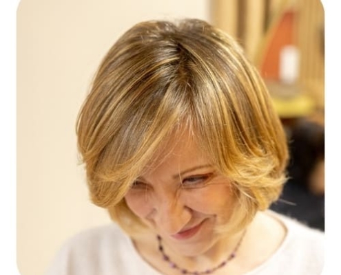 Doré nordique Cliente avec le Doré nordique en coloration végétale