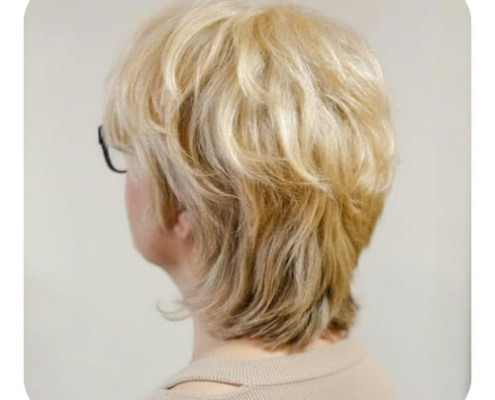 modèle portant la coloration végétale BEIGE DORE de dos