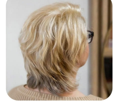 modèle portant la coloration végétale BEIGE DORE