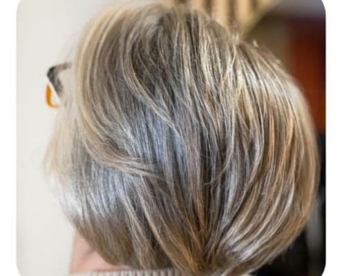 BLOND CENDRÉ Modèle portant la coloration végétale blond cendré vu de dos