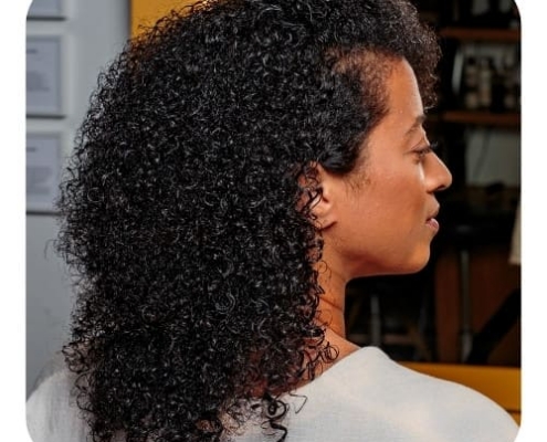 BRILLANCE & BEAUTÉ modèle portant la coloration végétale brillance et beauté