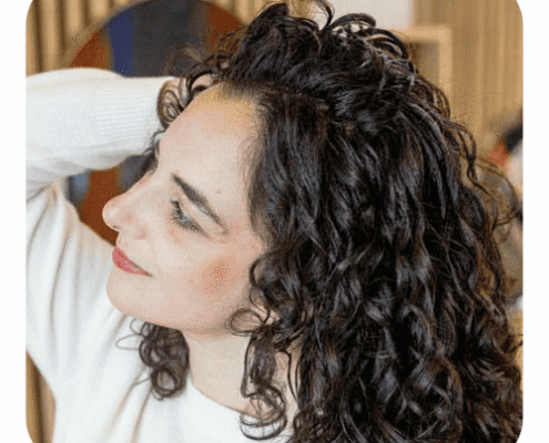 modèle portant la coloration végétale blond vu de profil