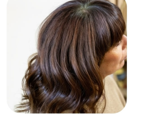 BRUN B Modèle portant la coloration végétale brun b de profil