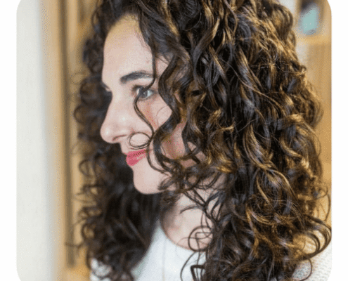 modèle portant la coloration végétale blond vu de face