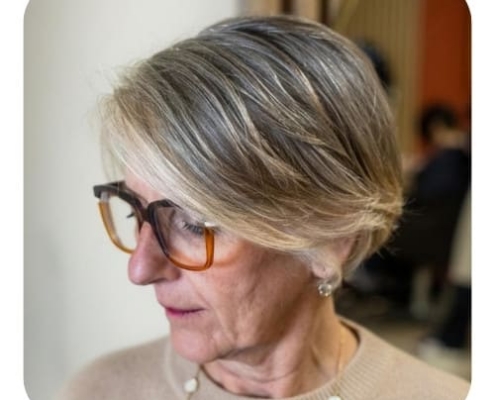 BLOND CENDRÉ Modèle portant la coloration végétale blond cendré vu de profil