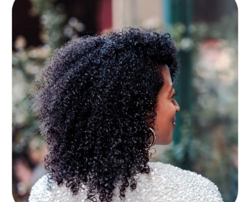 BRILLANCE & BEAUTÉ modèle portant la coloration végétale brillance et beauté