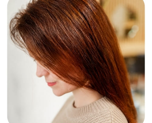 modèle portant la coloration végétale acajou