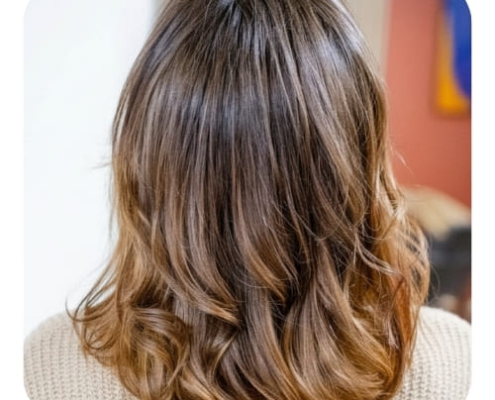 NOISETTE AMBRÉE modèle portant la coloration végétale noisette ambrée vu de dos