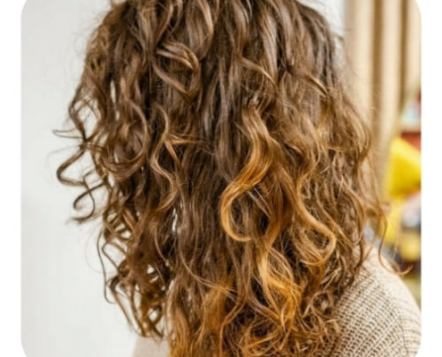 modèle portant la coloration végétale blon foncé lumière vu de profil