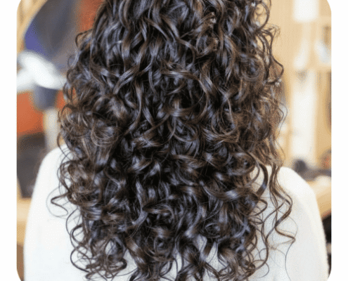 modèle portant la coloration végétale blond vu de dos