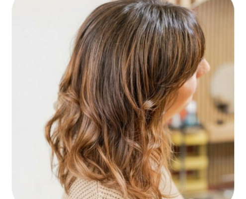 NOISETTE AMBRÉE modèle portant la coloration végétale noisette ambrée vu de profil