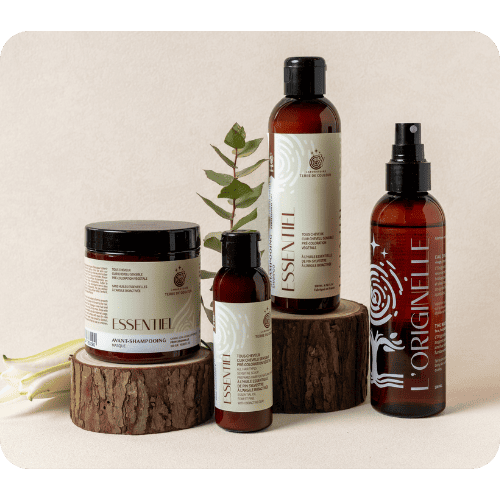 ESSENTIEL Rituel L’Essentiel Terre de Couleur : un protocole professionnel conçu pour accompagner les cuirs chevelus sensibles, la grossesse et l’allaitement grâce à une approche douce et réconfortante du soin capillaire.