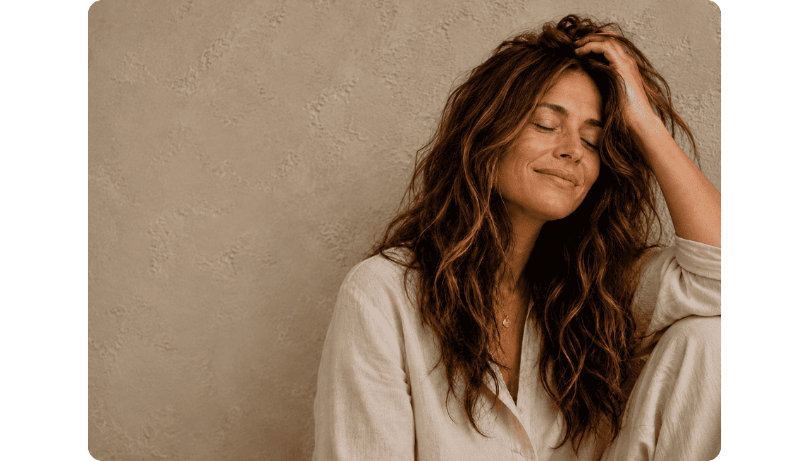 antichute Femme aux cheveux bruns volumineux illustrant l’expertise antichute Terre de Couleur