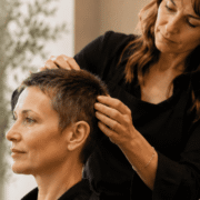 femme avec repousse de cheveux. Conseils