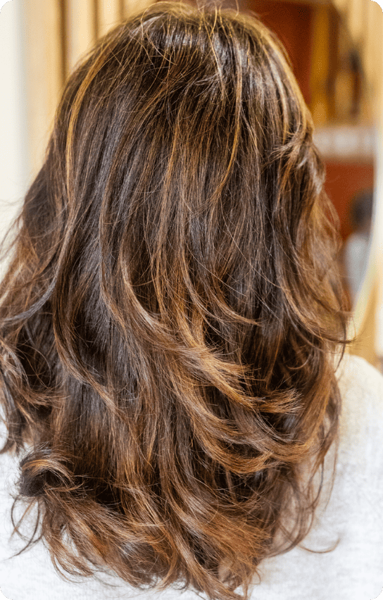 BLOND FONCÉ LUMIÈRE Cliente portant du blond foncé lumière en coloration végétale